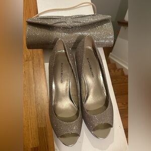 Bandolino gold sparkle peep toe pump size 7 and matching gold sparkle purse .
